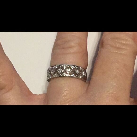 New Chevron Design Wedding Band Ring Sz 8 - Picture 1 of 3